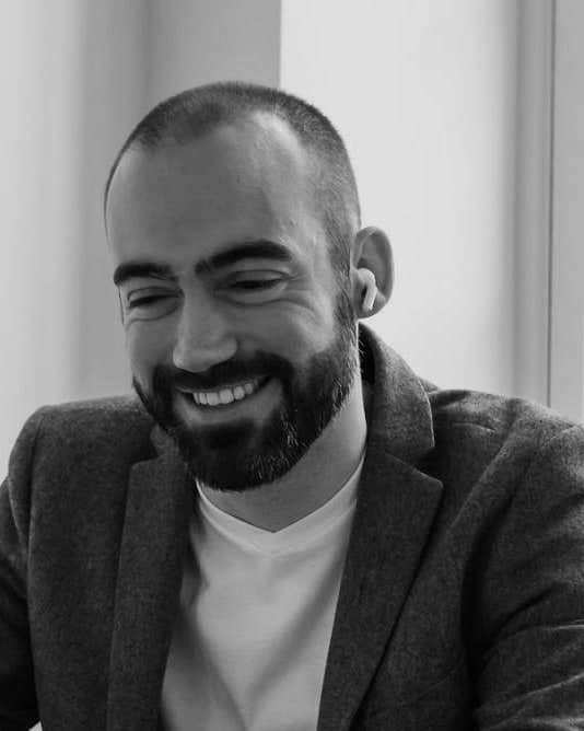 Portrait en noir et blanc de Josselin Lespagnol, co-fondateur de NomenklaturiA.